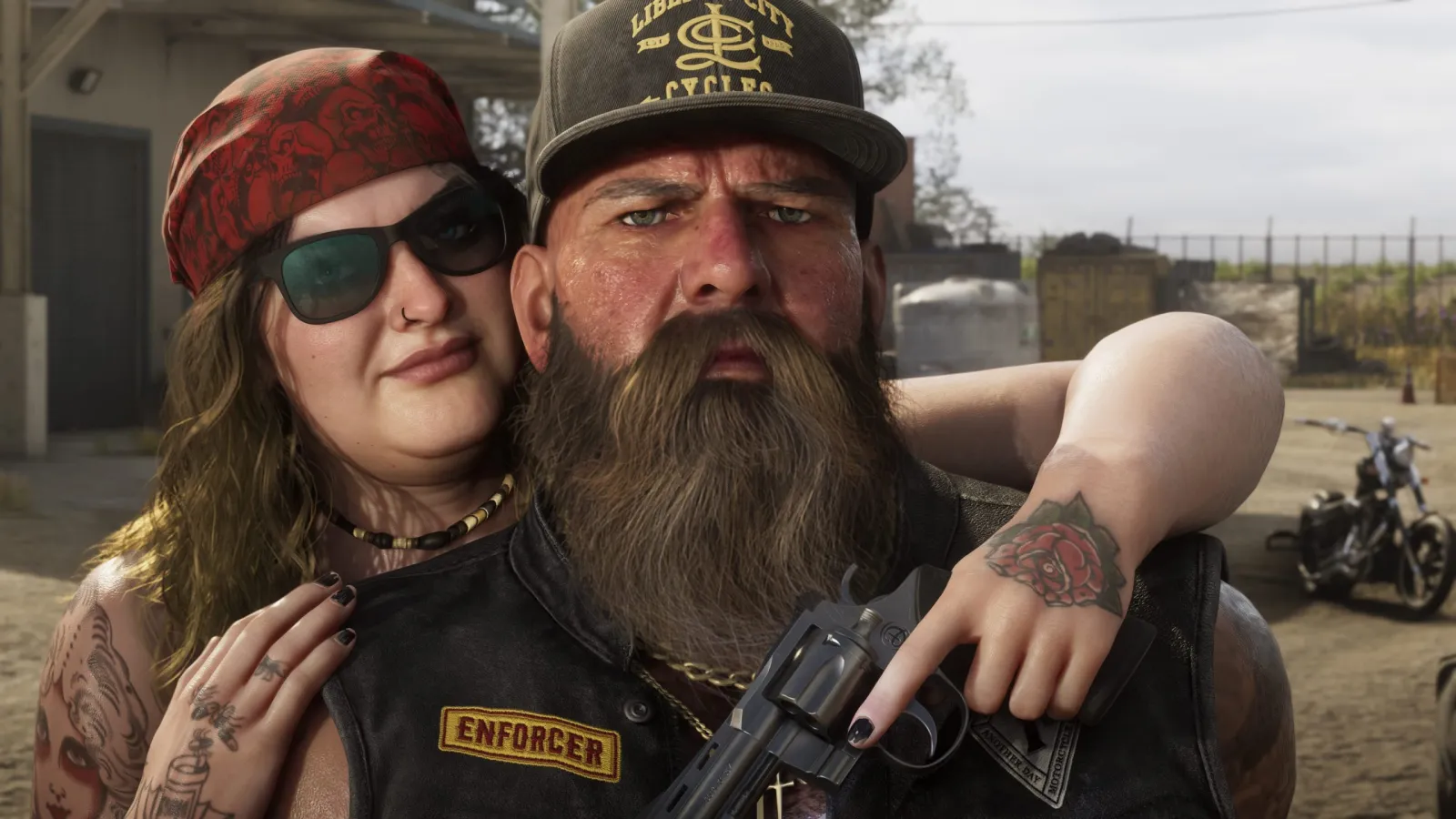 Portrait rapproché d'un couple de motards dans l'Ambrosia de GTA 6, l'un avec casquette rouge et lunettes de soleil