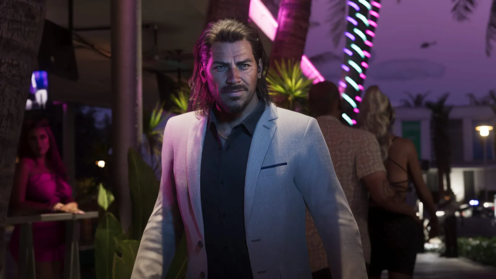 Raul Bautista, ein GTA-6-Charakter im Anzug, auf einer neonpinken Straße in Vice City bei Nacht